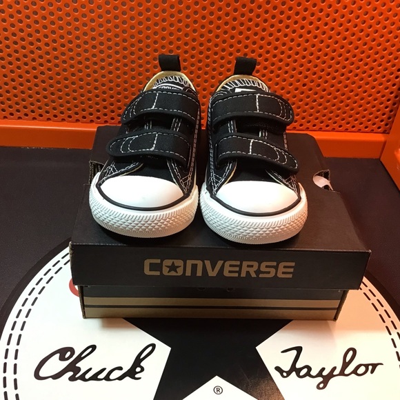 Converse Chuck Taylor Toddler 2V Low Top in Black - Picture 2 of 3
